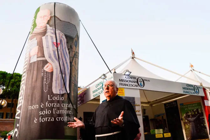 [FOTOS] Frailes franciscanos salen en misión a populares zonas comerciales de Roma