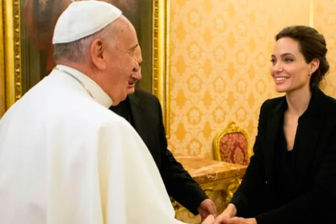 El Papa Francisco saluda a Angelina Jolie en el Vaticano