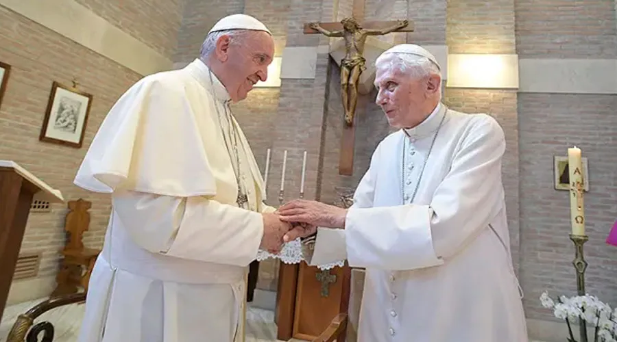 El Papa Francisco y Benedicto XVI. Crédito: Vatican Media