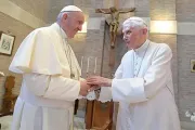 Benedicto XVI reza con fervor por la recuperación del Papa Francisco