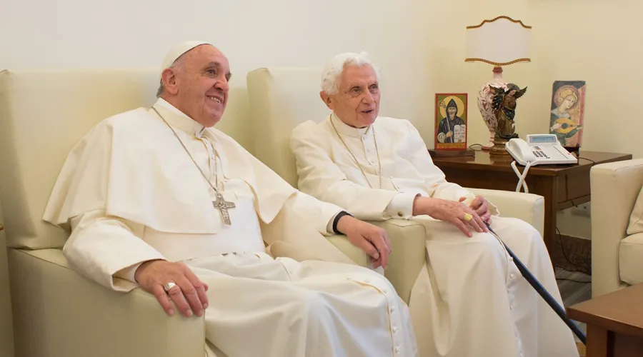 Benedicto XVI y el Papa Francisco en el encuentro de hoy. Foto L'Osservatore Romano ?w=200&h=150