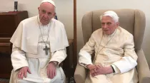 El Papa Francisco con Benedicto XVI en su visita del 15 de abril de 2019 - Foto: Vatican Media / ACI Prensa