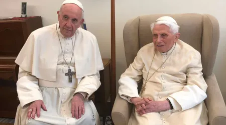 Papa Francisco visita a Benedicto XVI para saludarlo por Pascuas y por su cumpleaños