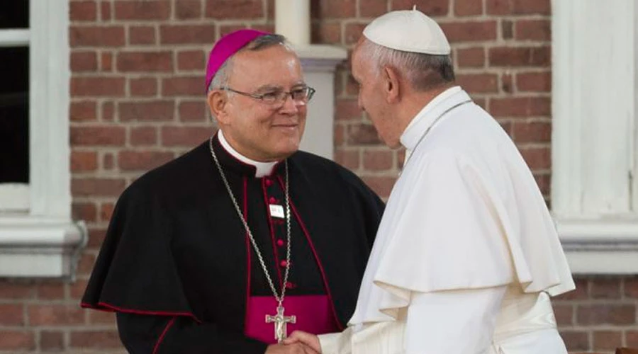 Mons. Charles Chaput y el Papa Francisco en el reciente Encuentro Mundial de las Familias en Filadelfia. Foto L'Osservatore Romano?w=200&h=150