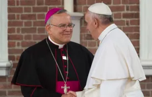 Mons. Charles Chaput y el Papa Francisco en el reciente Encuentro Mundial de las Familias en Filadelfia. Foto L'Osservatore Romano 