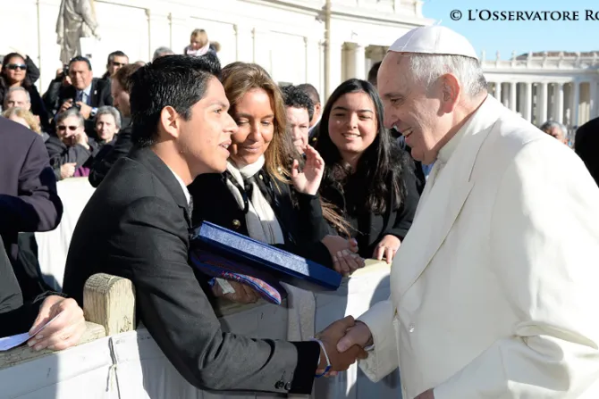 ¿El Papa Francisco visitará Guatemala? Joven le entrega pedido de más de medio millón