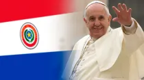 Papa Francisco - bandera de Paraguay / Foto: Daniel Ibanez (ACI Prensa) - Dominio Público