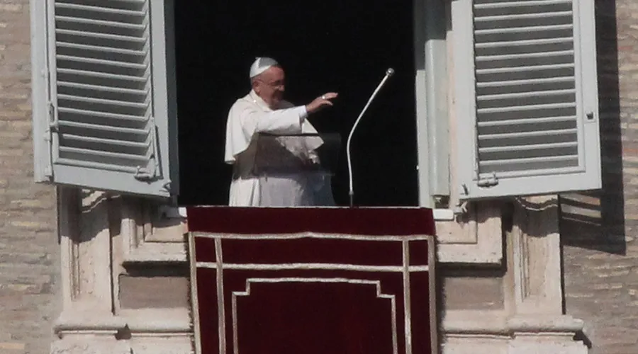 Papa Francisco hoy en el rezo del Ángelus. Foto: Alexey Gotovskiy / ACI Prensa.