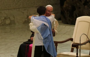 Papa Francisco abraza a un joven en el encuentro del Movimiento Eucaru00edstico Juvenil - Foto: Petrik Bohumil (ACI Prensa) 