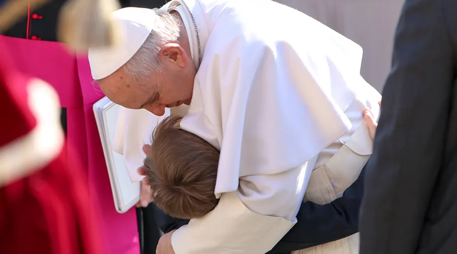 Papa Francisco abraza a un niño pequeño en el Vaticano. Foto: Daniel Ibáñez / ACI Prensa.?w=200&h=150