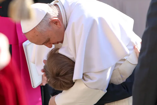 “Hoy en el mundo hay muchos niños esclavos”, denuncia el Papa en el Ángelus
