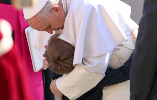 Papa Francisco abraza a un niu00f1o en la Plaza de San Pedro. Foto: Daniel Ibu00e1u00f1ez / ACI Prensa. 