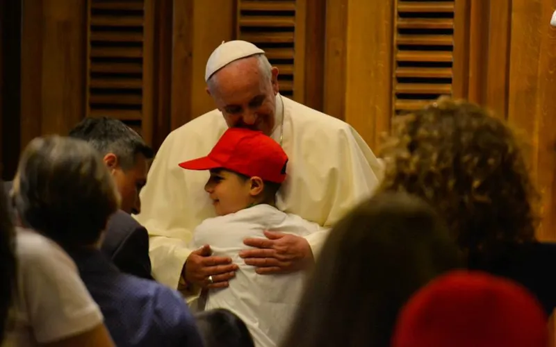 Papa Francisco junto a niños italianos, a inicios de junio. Foto: Daniel Ibáñez / ACI Prensa