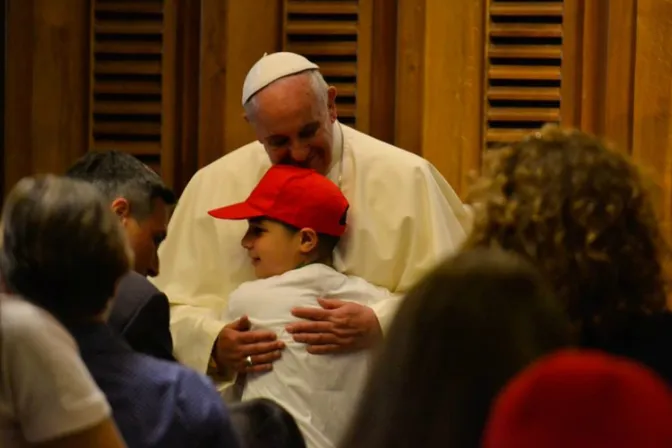 La gente necesita ver en la Iglesia una mamá y no una ONG, recuerda el Papa Francisco