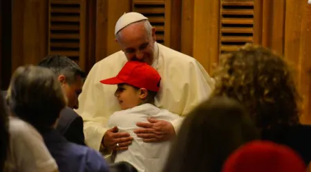 La gente necesita ver en la Iglesia una mamá y no una ONG, recuerda el Papa Francisco