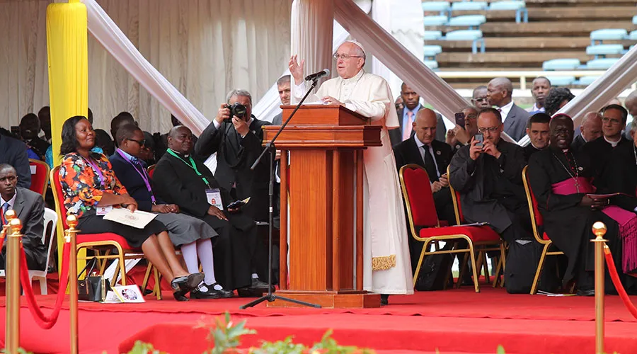 Foto : El Papa Francisco dando un discurso en encuentro con jóvenes de Kenia / Crédito : Martha Calderón (ACI Prensa)