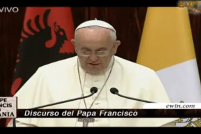Que nadie piense que puede escudarse en Dios para la violencia, dice Papa Francisco en Albania