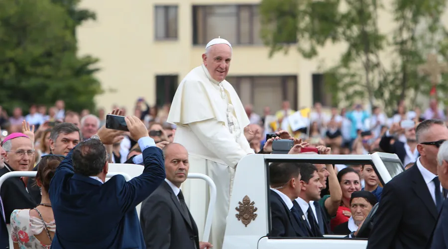 Papa Francisco durante su viaje a Albania. Foto: Daniel Ibáñez / ACI Prensa.?w=200&h=150
