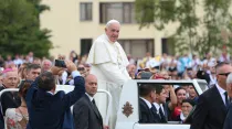 Papa Francisco durante su viaje a Albania. Foto: Daniel Ibáñez / ACI Prensa.