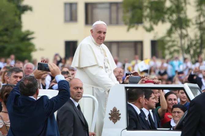 Papa Francisco no teme a amenazas y usará papamóvil abierto en Filipinas