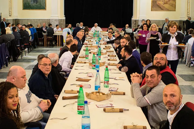 Emotivo y alegre almuerzo del Papa Francisco con jóvenes presos en Turín