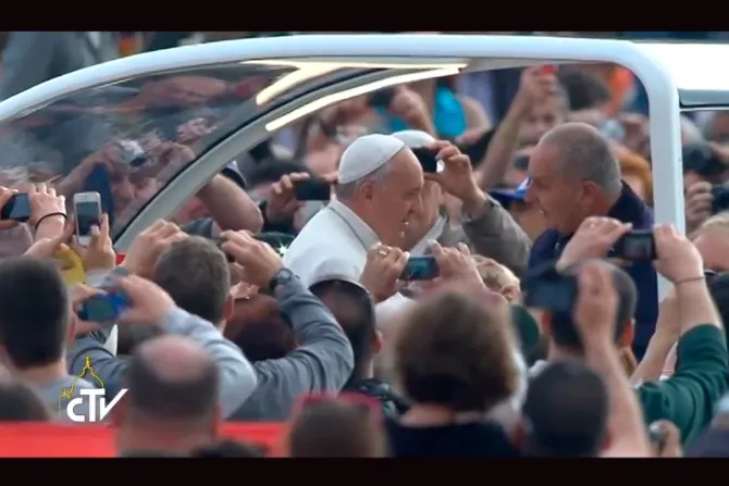 [VIDEO] El Papa Francisco detiene el papamóvil e invita a subir a un conocido