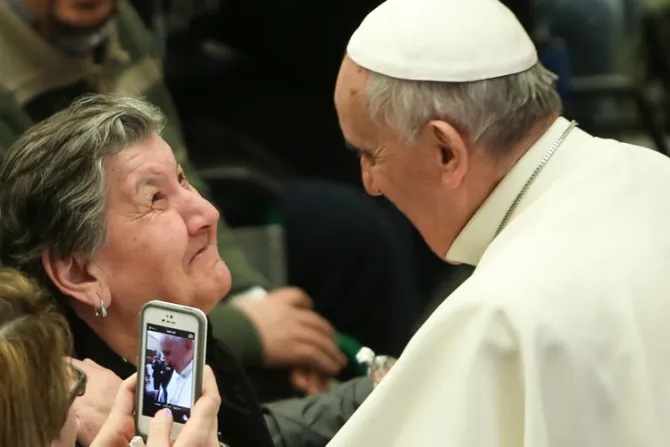 ¡Sorpresa! El Papa deja el Vaticano y visita a una anciana en su casa de Roma