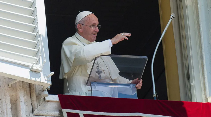 Papa Francisco al presidir el rezo del Ángelus hoy. Foto: L'Osservatore Romano