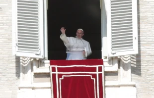 El Papa saluda a los fieles durante el u00c1ngelus. Foto: Daniel Ibu00e1u00f1ez / ACI Prensa 