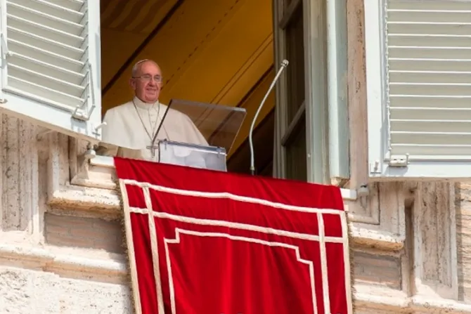Papa Francisco en Ángelus: Se puede tener mucho dinero pero tener vacío el corazón 