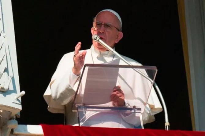 Ángelus: Papa Francisco explica qué significa “cargar la cruz” y seguir a Cristo