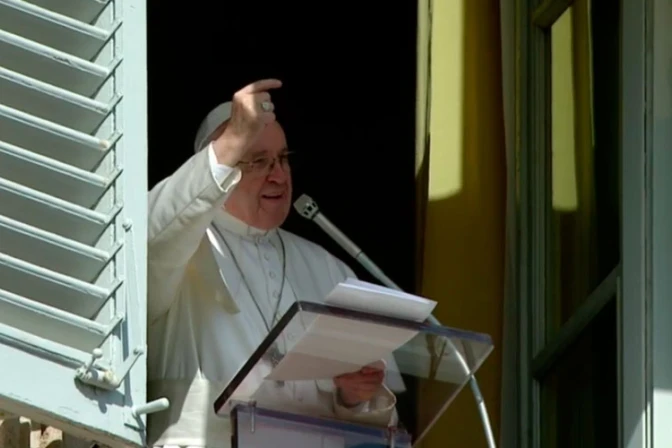 Papa Francisco: Dios nunca decepciona y quien se aferra a Él no se cae