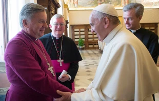 Papa Francisco saluda a autoridad anglicana. Foto: L'Osservatore Romano. 