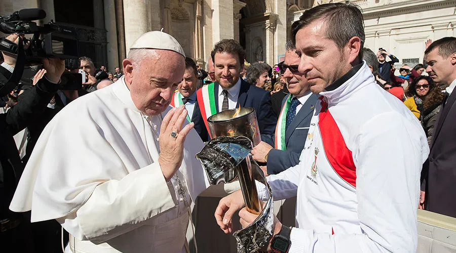 Papa Francisco bendice la Antorcha de la Paz / Foto: L'Osservatore Romano?w=200&h=150