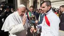 Papa Francisco bendice la Antorcha de la Paz / Foto: L'Osservatore Romano