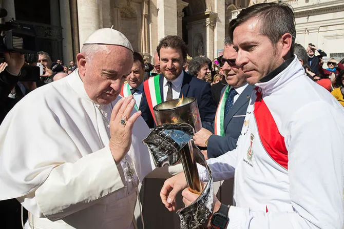 El Papa bendice la “antorcha de la paz” que conmemora a San Benito de Nursia