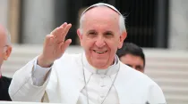 El Papa Francisco saluda a peregrinos llegados a Roma. Foto: ACI Prensa