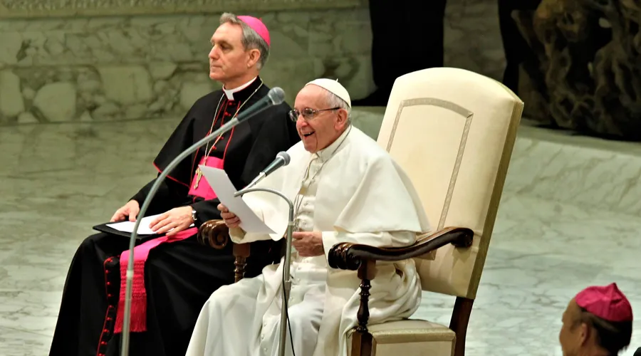 El Papa mientras ofrece su catequesis. Foto: Lucía Ballester / ACI Prensa?w=200&h=150