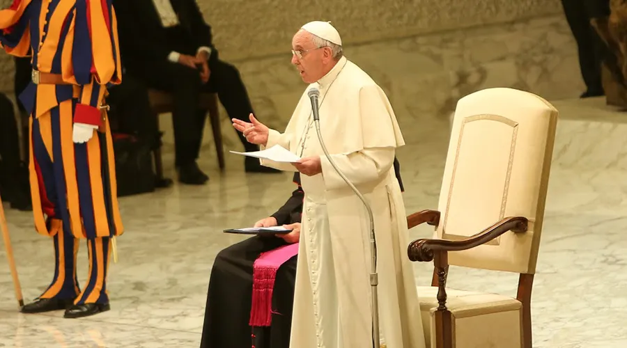 El Papa pronuncia su discurso. Foto: Daniel Ibáñez / ACI Prensa