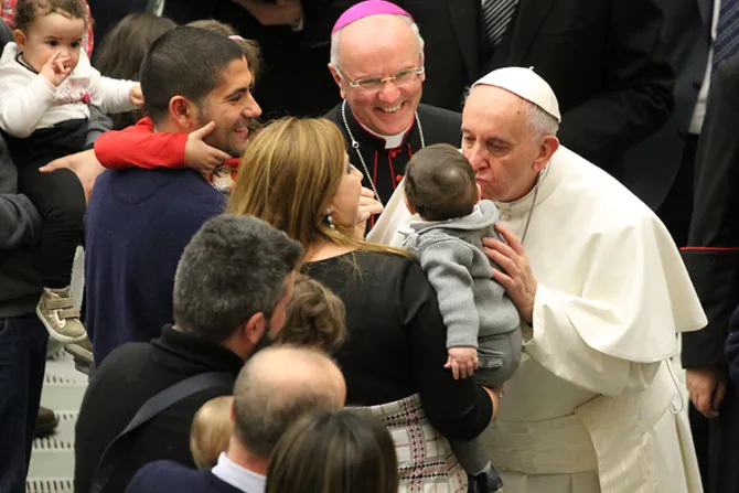 Papa Francisco a padres: Vuelvan del exilio y sean otra vez educadores de sus hijos