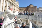Papa Francisco se une a peregrinación deportiva y enciende “Antorcha de la Paz”