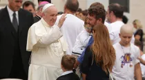El Papa Francisco bendice a una familia en la audiencia general de hoy. Foto Daniel Ibáñez / ACI Prensa