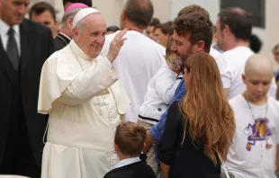 Foto de archivo: Papa Francisco bendice a una familia tras una audiencia general. Crédito: Daniel Ibáñez / ACI Prensa 