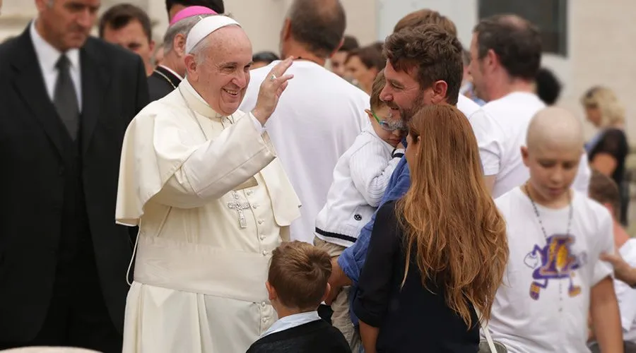 Papa Francisco: La familia "como imagen de Dios" es solo una, formada por hombre y mujer