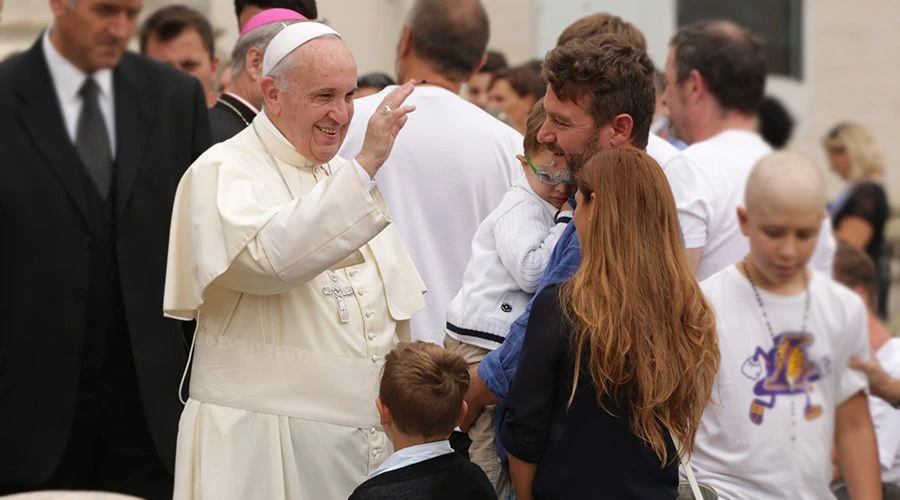 El Papa Francisco saluda a una familia. Foto: Daniel Ibáñez / ACI Prensa?w=200&h=150