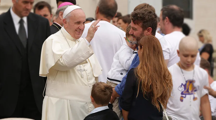 Papa Francisco durante la audiencia general bendice a una familia / Foto: Daniel Ibáñez (ACI Prensa)?w=200&h=150