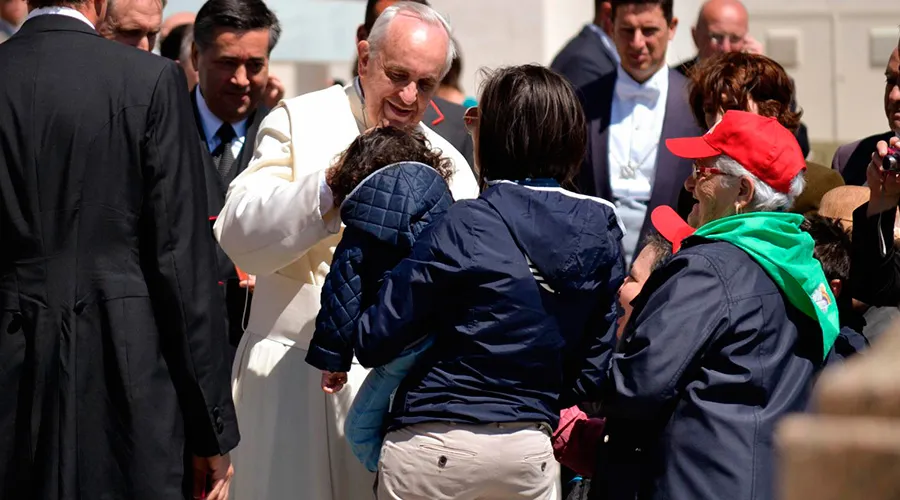 El Papa Francisco bendice a una madre y a su hija en una foto de archivo. Foto: Daniel Ibáñez / ACI Prensa
