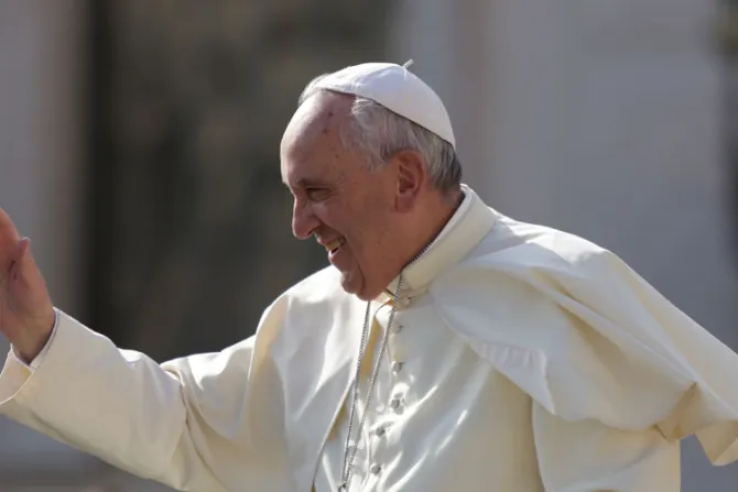En vacaciones tratan al Papa Francisco por un problema de salud, dice revista italiana