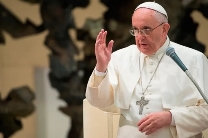 ¿No a palmadas pero sí al aborto? La “contradicción” que denuncia el Papa Francisco