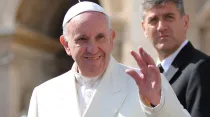 El Papa Francisco saludando en la Audiencia Jubilar del sábado 12 de marzo 2016 / Foto: Alexey Gotovskiy / ACI Prensa